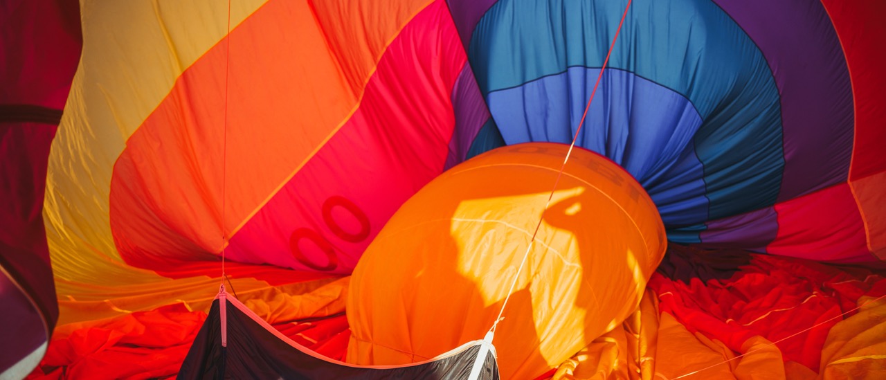 opblaasproces van een hete luchtballon met kleurrijke vleugels door airo in west-vlaanderen