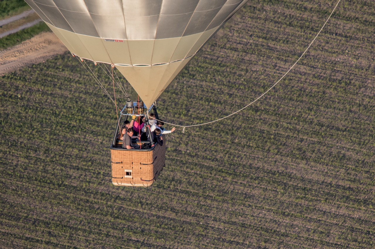 comfortabele ballonvaart met passagiers in West-Vlaanderen door Airo tijdens een mooie dag