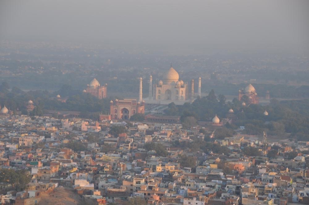 luchtfoto van het beroemde monument de taj mahal met omliggende stad bij paha pagina voor airo ballonvaarten