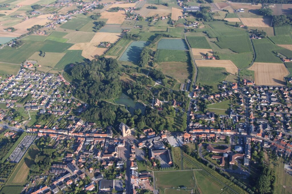luchtfoto van een dorp en groene velden in west-vlaanderen comfortabel ballonvaren met Airo
