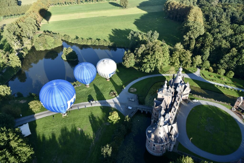lichte ballonvaarten boven een kasteel in west-vlaanderen met airo comfortabele ballonvaarten