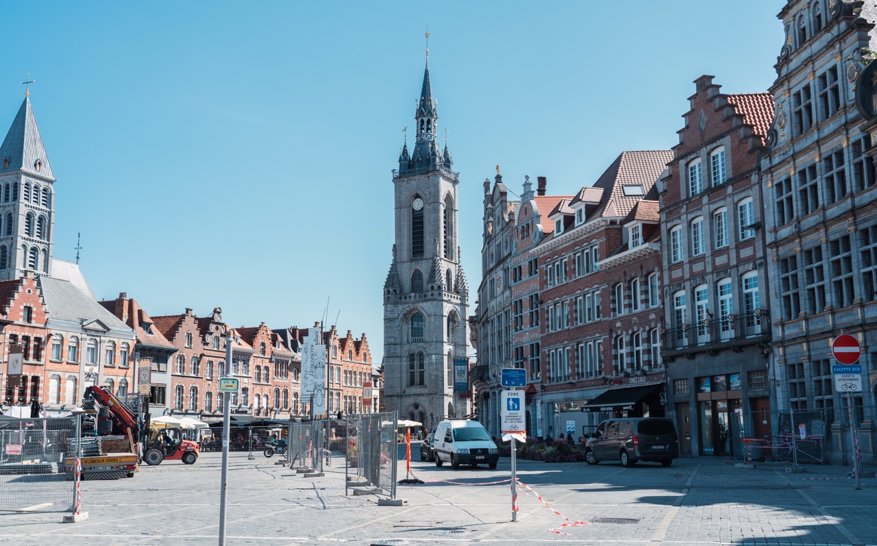 historische gebouwen en belfort van mechelen tegen heldere blauwe lucht gezien vanaf plein met werkzone iro ballonvaarten