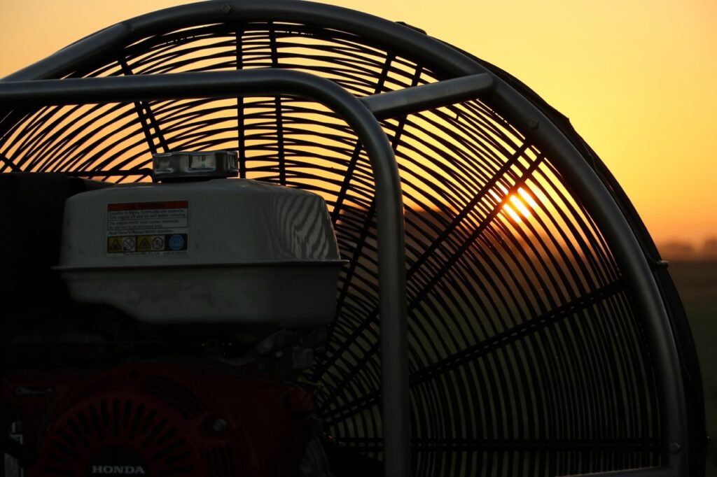 motor en ventilator van het luchtballonapparaat van Airo met zonsondergang op achtergrond in West-Vlaanderen