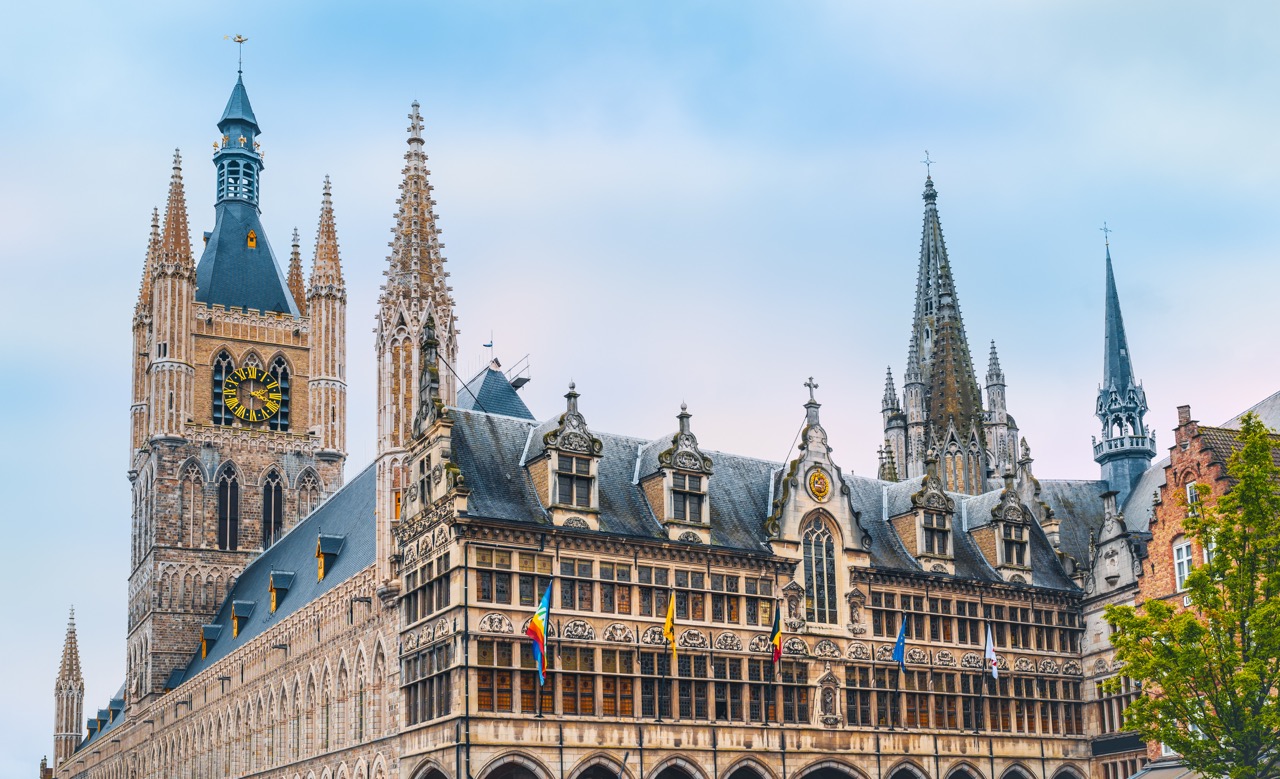 historisch stadhuis met hoge torens in west-vlaanderen comfortabel ballonvaren met airo