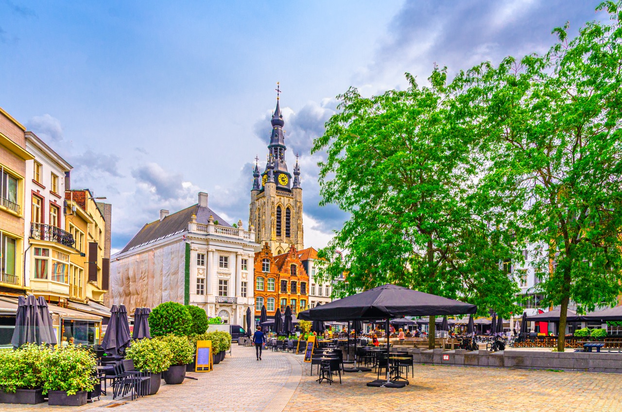 historisch marktplein met terras en toren in west-vlaanderen comfortabele ballonvaarten van Airo