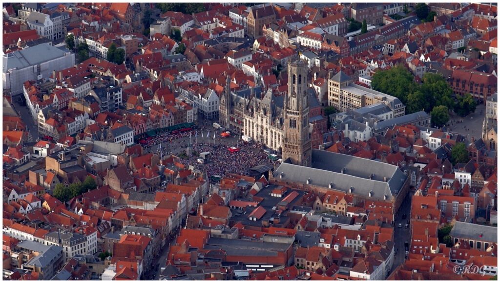 luchtfoto van brugs historisch centrum met belfort en grote markt tijdens evenement airo ballonvaarten
