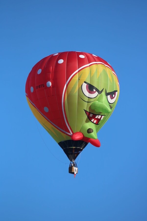 lopen ballonvaart met grappig groen gezicht en rode muts door airo in west-vlaanderen en henegouwen