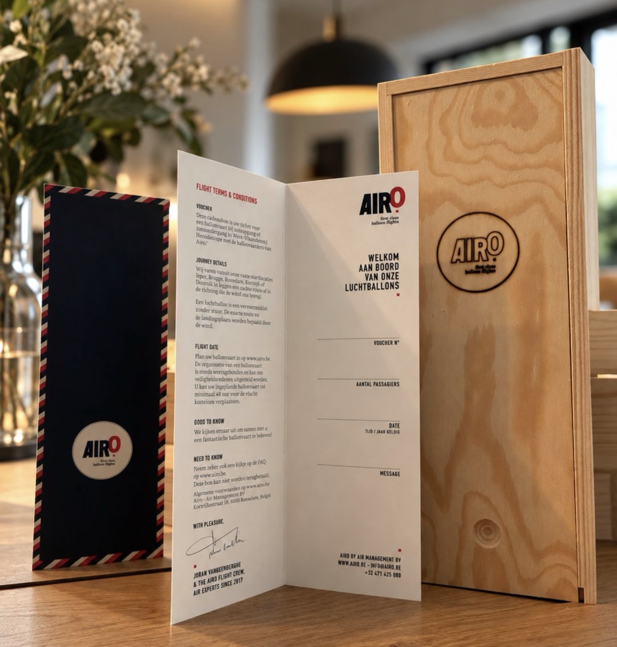 Vouchers en houten geschenkdoos van Airo voor comfortabele ballonvaarten in West-Vlaanderen en Henegouwen